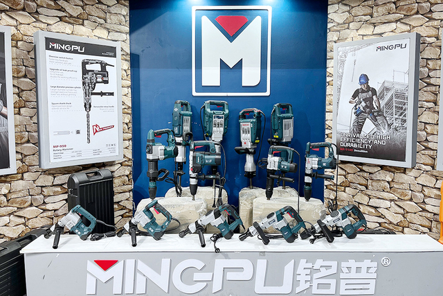 Разнообразный ассортимент энергетических инструментов Mingpu, в том числе снос, ротационные молотки и Джек -Хаммерс, с продемонстрированными как AC, так и с беспроводными моделями.